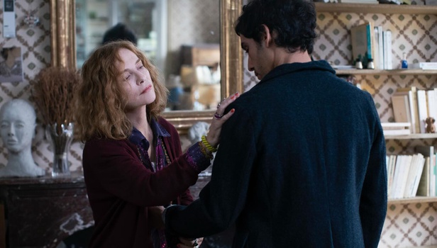 Η Ιζαμπέλ Ιπέρ γράφει «Παράλληλες Ιστορίες» στη νέα ταινία του Ασγκάρ Φαραντί