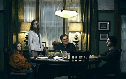 «Hereditary»: Πρώτο ανατριχιαστικό τρέιλερ για την ταινία τρόμου που έκανε το Σάντανς να παραληρεί